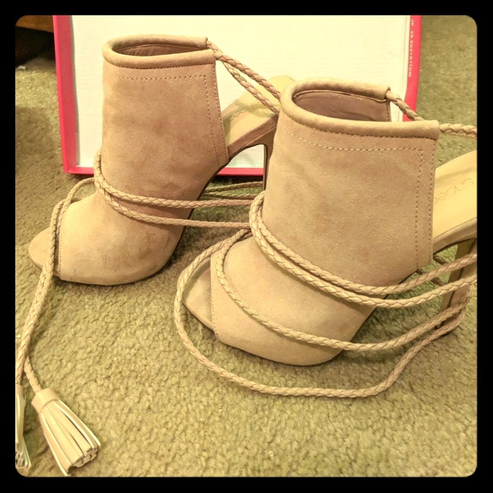 Open toe shoes